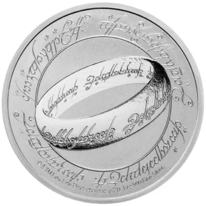 Niue: Władca Pierścieni: Drużyna Pierścienia – The One Ring 20. rocznica filmu – 1 uncja srebra 2021 to wyjątkowa srebrna moneta kolekcjonerska, wybita w mennicy The New Zealand Mint z okazji 20-lecia ekranizacji kultowej sagi „Władca Pierścieni”. Trylogia na podstawie dzieł J.R.R. Tolkiena – Drużyna Pierścienia (2001), Dwie Wieże (2002) i Powrót Króla (2003) – zyskała status kultowego dzieła światowej kinematografii. Moneta została wybita z czystego srebra próby Ag .999, o wadze 1 uncji trojańskiej (31,1 g) i średnicy 39 mm. Limitowany nakład wynosi 20 000 sztuk. Awers Awers monety zdobi portret Królowej Elżbiety II autorstwa Iana Rank-Broadleya. Wzdłuż otoku wybito informacje o kraju emitenta (Niue), wartości nominalnej, dacie emisji i roku bicia. Rewers Rewers przedstawia legendarny Jedyny Pierścień, znany również jako Pierścień Władzy, z charakterystycznym napisem w języku Czarnej Mowy Saurona. Na dole widnieje informacja o wadze i próbie kruszcu. Dlaczego warto kupić? Pamiątka 20-lecia ekranizacji Władcy Pierścieni – jednej z najważniejszych serii filmowych w historii. Oficjalna emisja wybijana przez The New Zealand Mint – gwarancja jakości i autentyczności. Limitowany nakład 20 000 sztuk – idealna propozycja dla kolekcjonerów i fanów Tolkiena. Elegancki projekt z kultowym symbolem – Jedynym Pierścieniem, który zachwyci fanów fantasy.
